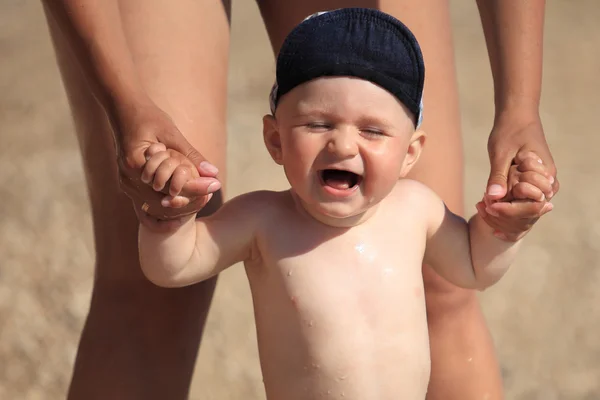 海で初めて小さな子供 — ストック写真