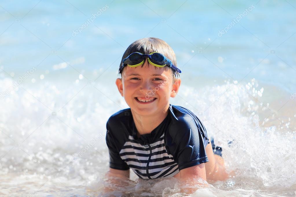 полный мальчик купается. мальчики купаются одежде. мальчик купается в одежде. мальчики купаются одежде. мальчики купаются одежде.