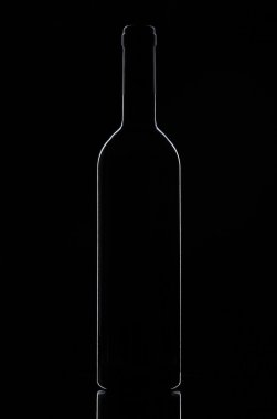 Siyah arka planda şarap şişesi.
