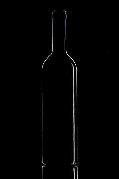 Siyah arka planda şarap şişesi. — Stok fotoğraf