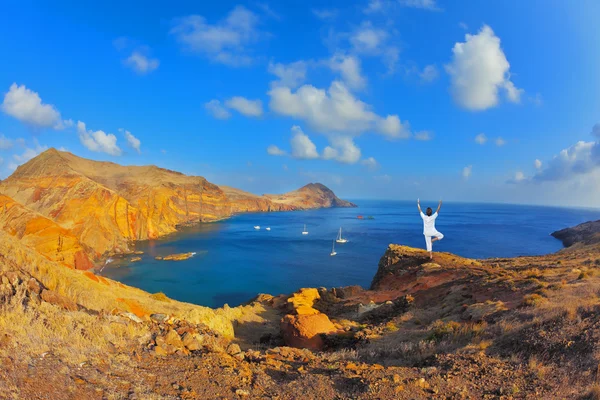 Frau im weißen Anzug zum Yoga an Land — Stockfoto