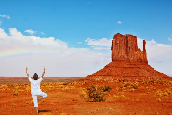 Kırmızı çöl Yoga yapıyor kadın — Stok fotoğraf