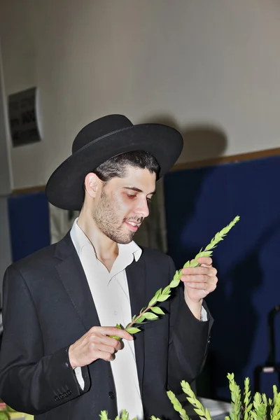 Young man in black hat with brim — Stock Photo, Image