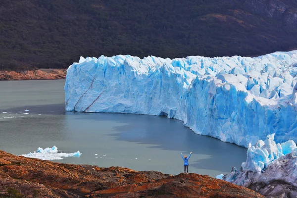 Woman  near lake Perito Moreno glacier — Stock fotografie