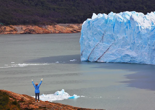 Woman near Giant lake Perito — Stock fotografie