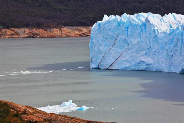 Reus lake Perito Moreno gletsjer — Stockfoto