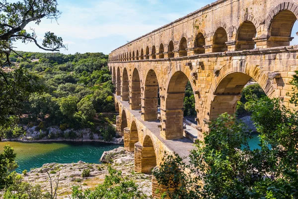 Puente de acueducto de tres niveles Pont du Gard — Foto de Stock