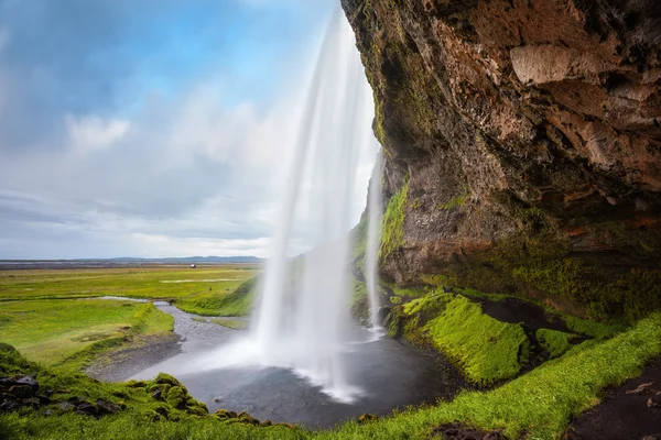 Passage unter dem Wasserfal in Island — Stockfoto