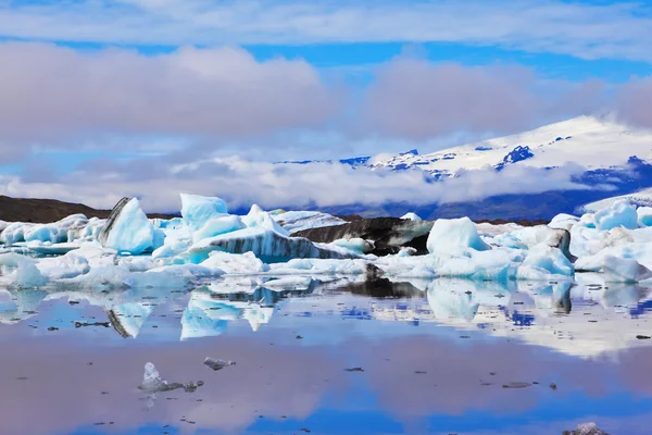 Floating  ices reflected in the lagoon  Yokulsarlon — 스톡 사진