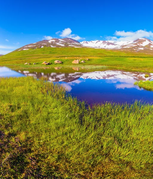 Modré jezero vody — Stock fotografie