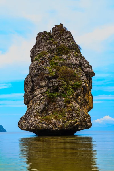 島の水に反映 — ストック写真