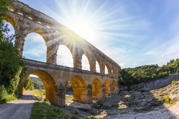 Tredelad akvedukten Pont du Gard — Stockfoto