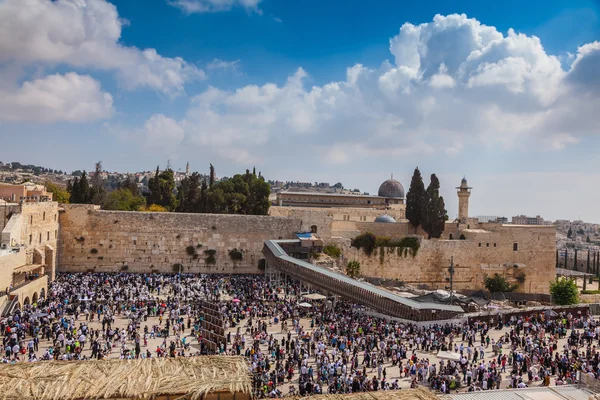 The Western Wall of Temple filled with people — Stockfoto
