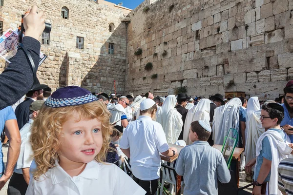 Niño se para en el Muro Occidental del Templo — Foto de Stock