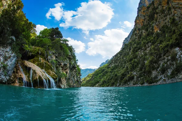 Vodopád na stěně kaňonu Verdon — Stock fotografie