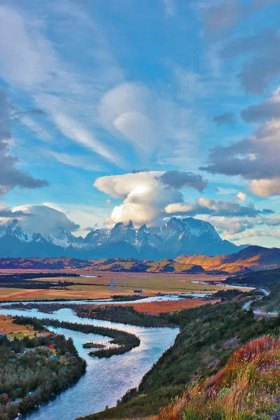 Striking clouds over the rocks — Stock Photo, Image