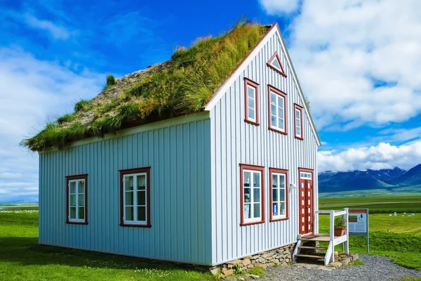 Yeşil çim üzerinde rustik kırsal ev — Stok fotoğraf