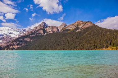 Muhteşem Lake Louise, çam ormanları ve buzullar