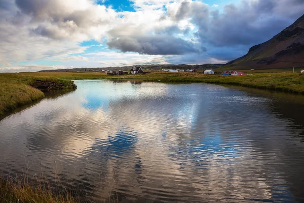 Kleiner Teich in arnastapi, Insel — Stockfoto