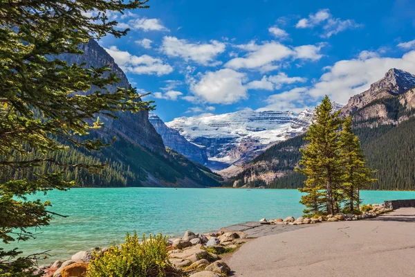 Lago é cercado por montanhas e geleiras — Fotografia de Stock