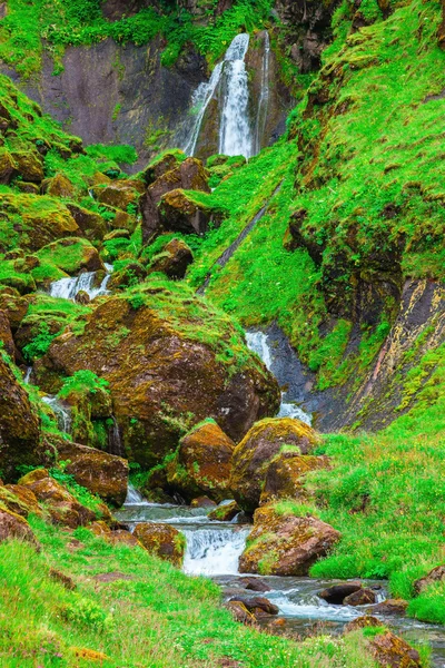 Bergen täckt med gräs och mossa — Stockfoto