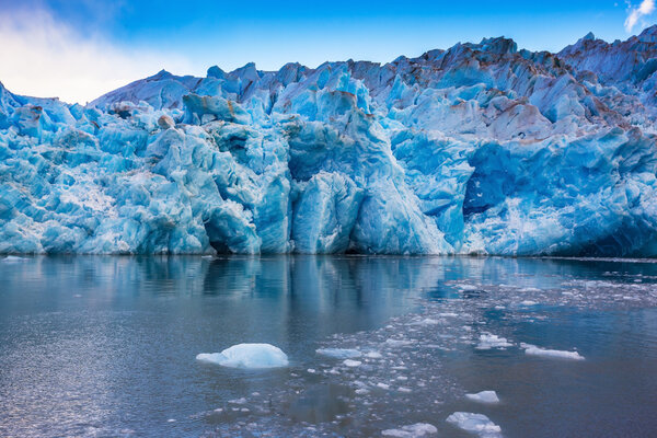 Giant iceberg and ice floes 