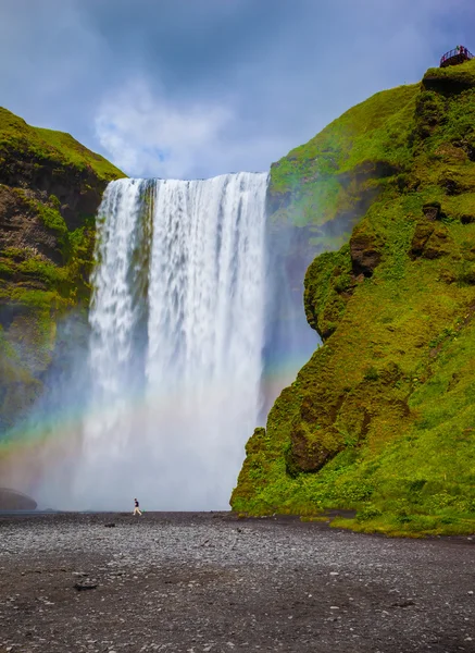 Prachtvoller berühmter Wasserfall skogafoss — Stockfoto