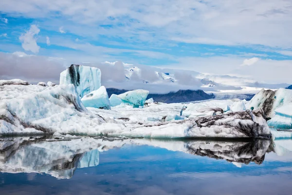 Fios de gelo refletidos na água do oceano — Fotografia de Stock