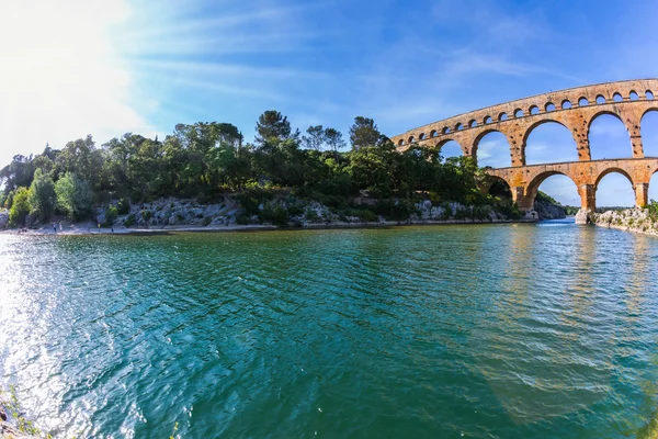Aquaduct Pont du Gard op de rivier le Gardon — Stockfoto