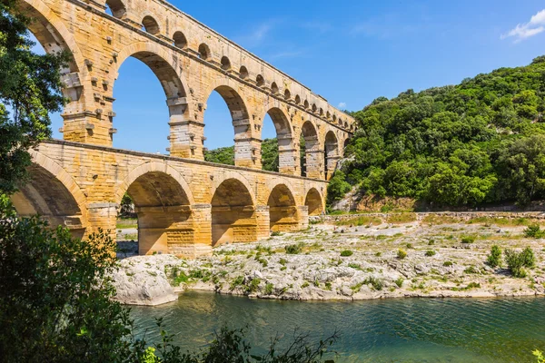 Aqueduto Pont du Gard no rio Gardon — Fotografia de Stock