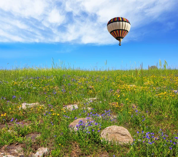 Kolorowy balon pływające w niebo — Zdjęcie stockowe
