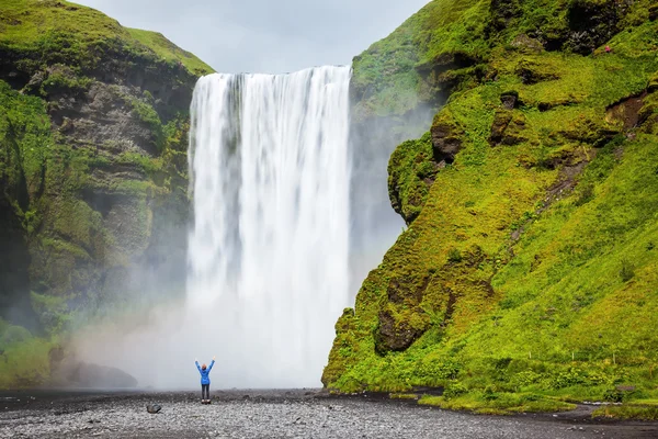 Turist chockad skönhet vattenfall — Stockfoto