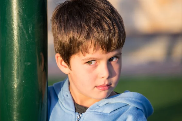 Ragazzo che gioca nel parco giochi — Foto Stock