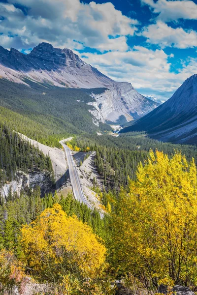 Malerische Schlucht an einem sonnigen Herbsttag — Stockfoto