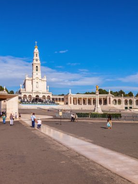 Alan Katolik cathedra önünde