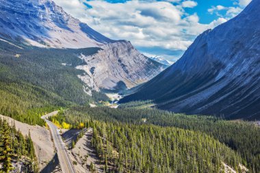 Güneşli sonbahar gününde doğal kanyon
