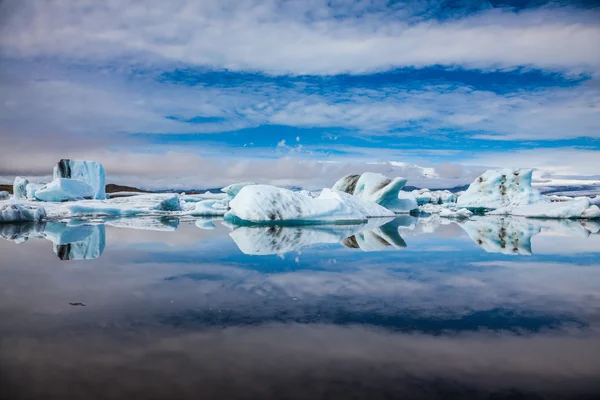 Drijvend ijs en wolken — Stockfoto