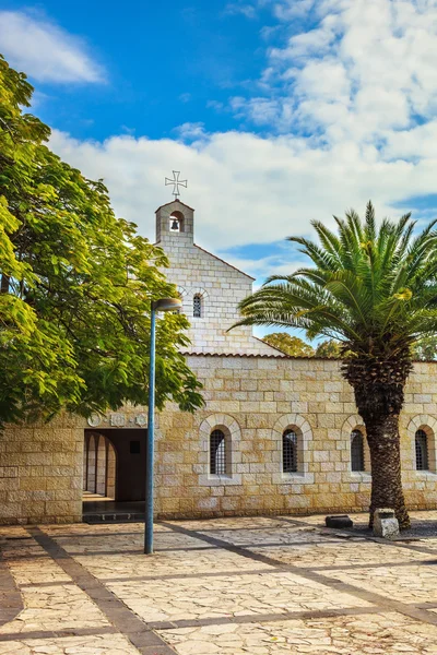 Cour de l'église sur la mer de Galilée — Photo