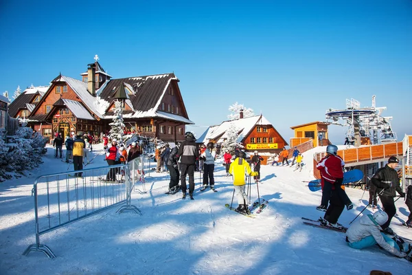 Skiërs in heldere jassen in Tsjechisch Tatra — Stockfoto