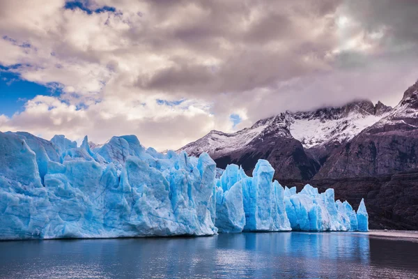 グレイ湖の巨大な氷山 — ストック写真