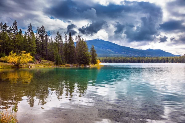 Canadian lake Annette — Stock Photo, Image