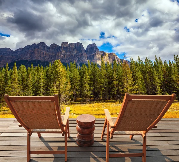 Twee rieten ligstoelen — Stockfoto