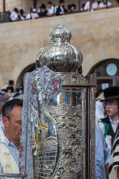 Torah roll v úžasném případě — Stock fotografie