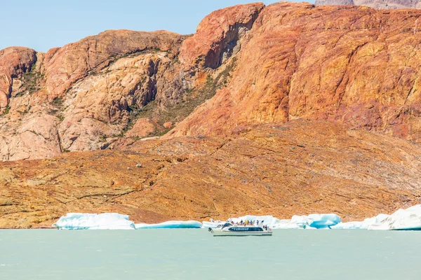 Ausflugsboot schwimmt zum Gletscher — Stockfoto