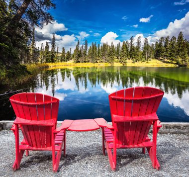 Gölde iki kırmızı plastik sandalye
