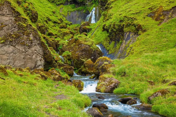 Juli på Island. Basalt berg — Stockfoto