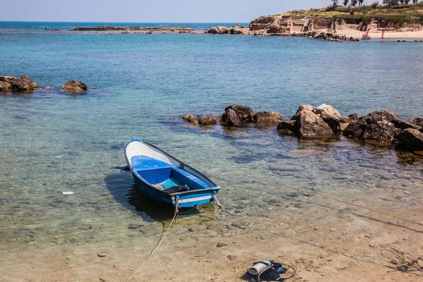 Flache Bucht und blaues Fischerboot — Stockfoto