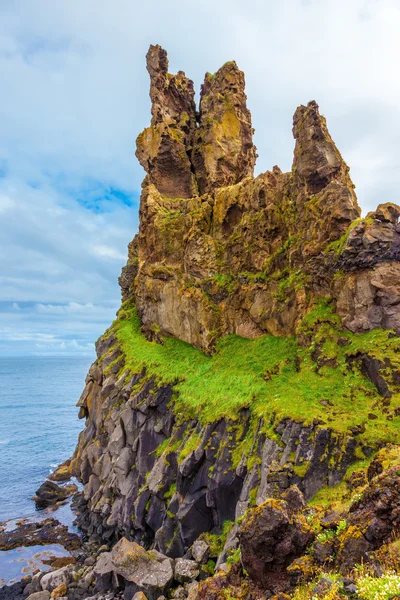 Rochers pittoresques dans la magnifique Islande — Photo