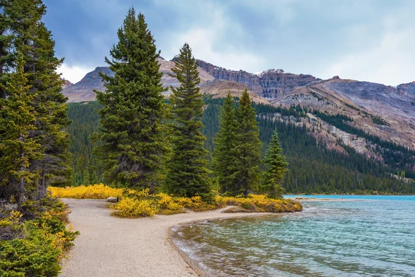 See umgeben von Bergen, Kanada — Stockfoto