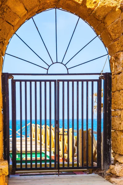 Kafes kapıları kapalı, kapı bağlantı noktasının kemerli — Stok fotoğraf